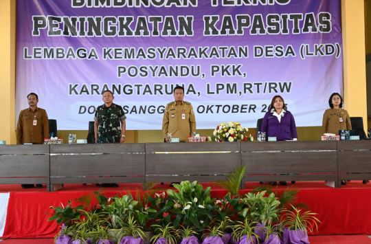 Bupati Oloan P. Nababan (tengah) saat membuka acara Bimtek Peningkatan LKD di Humbahas