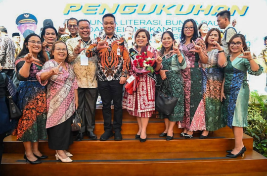 Bupati Humbahas, turut hadir dalam prosesi pengukuhan Ny. Erma Oloan P. Nababan sebagai Bunda PAUD, Bunda Literasi, sekaligus Ketua Dekranasda