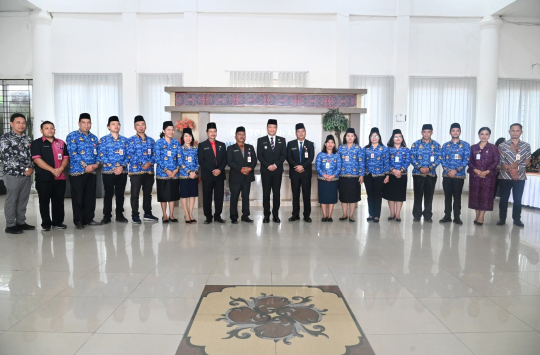 Bupati Humbahas foto bersama pejabat yang baru dilantik (foto; Diskominfo Humbahas)