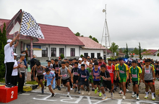 Lomba lari jarak menengah 5 kilometer tingkat SMP dan SLTA menyambut dan memeriahkan Hari Ulang Tahun ke-22 Kabupaten Humbahas.