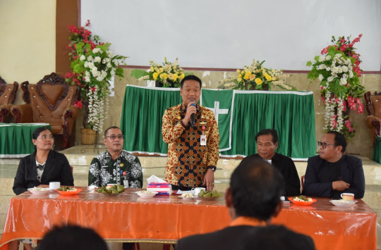 Bupati Humbahas, Oloan P Nababan saat mengikuti acara peletakan batu pertama pembangunan rumah dinas Pendeta HKBP Resort Marbun Barat