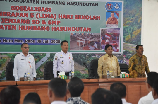 Bupati Humbahas, Dr. Oloan Paniaran Nababan, SH., MH, saat membuka acara sosialisasi  penerapan program sekolah lima hari