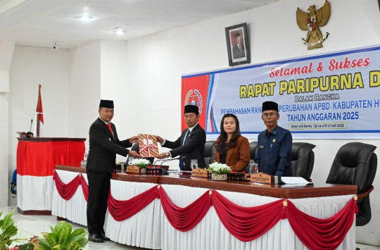 Bupati Humbahas, Dr. Oloan Paniaran Nababan, SH, MH, menyampaikan nota jawaban kepada fraksi-fraksi DPRD terhadap Nota Pengantar Keuangan RAPBD Tahun Anggaran 2025