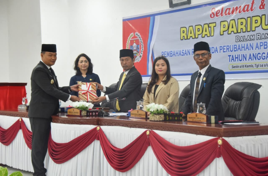 Bupati Humbahas, Dr. Oloan P. Nababan, SH, MH saat menyampaikan Nota Pengantar Keuangan Ranperda terkait P-APBD Tahun Anggaran 2025