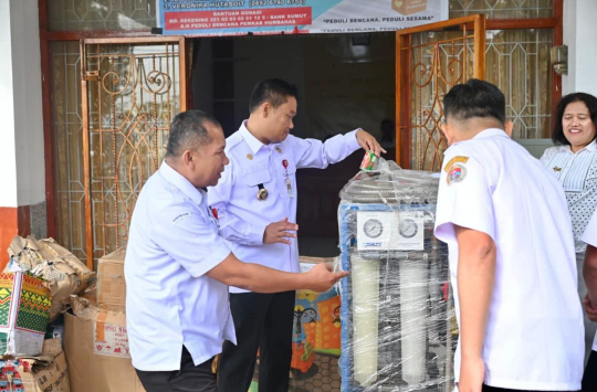 Bupati Humbahas Terima Bantuan Kementerian Koperasi untuk Korban Banjir dan Longsor