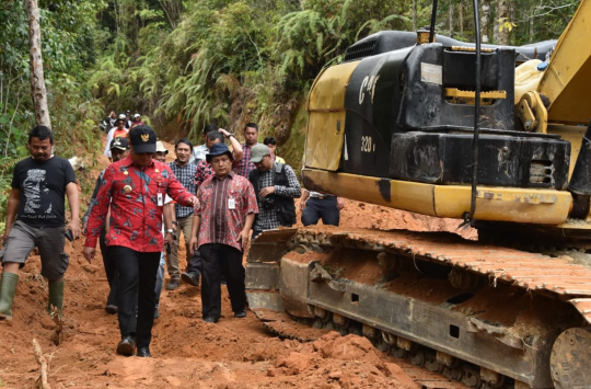 Bupati Humbahas  bersama Anggota DPRD Humbahas Manamba Tua Simamora meninjau proses rehabilitasi jalan yang menghubungkan Desa Bonan Dolok II dan Desa Batu Najagar, Kecamatan Sijamapolang