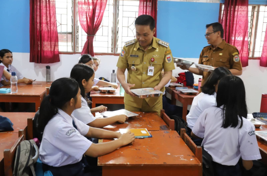 Bupati Humbahas, Dr. Oloan Paniaran Nababan, SH, MH,saat meninjau pelaksanaan Program MBG di UPT SMP Negeri 002 Pasaribu, Kecamatan Doloksanggul