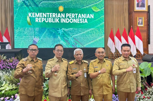 Bupati Humbang Hasundutan, Oloan Paniaran Nababan (no.5), saat mengikuti Rakor Percepatan Pelaksanaan Program Hilirisasi Komoditas Prioritas Perkebunan