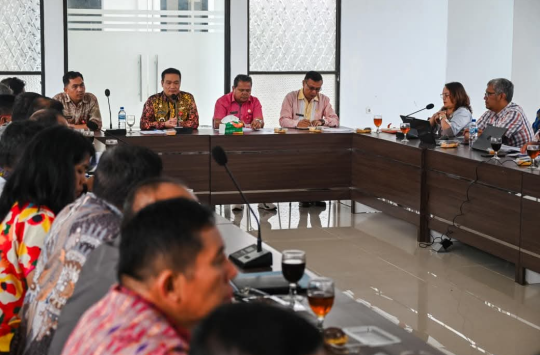 Bupati Humbang Hasundutan Dr. Oloan P. Nababan, memimpin langsung rapat penting terkait "penyesuaian penyusunan Rancangan RAPBD Tahun Anggaran 2026"