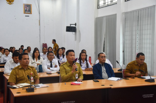 Bupati Humbang Hasundutan, Dr. Oloan P. Nababan, SH, MH, saat  membuka Orientasi PPPK  melalui sambungan video conference