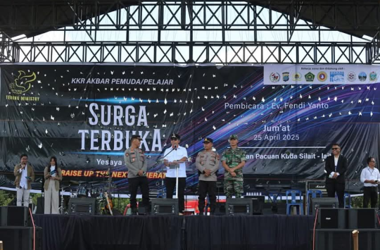 Bupati JTP Hutabarat saat mengikuti KKR di Halaman Pacuan Kuda Siborongborong, Jumat (25/04/2025)