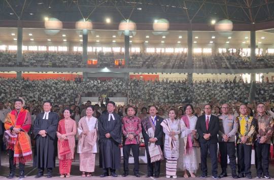 JTP Hutabarat dan Ny. Neny Angelina br. Purba foto bersama dengan Ketua Panitia Perayaan Paskah Raya HKBP Wilayah Medan dan Sekitarnya, Maruli Siahaan Minggu 27 April 2025.
