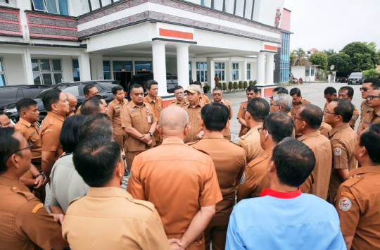 Bupati Tapanuli Utara,  JTP Hutabarat memimpin langsung diskusi interaktif bersama para pimpinan OPD, Senin pagi (05/05/2025), di halaman Kantor Bupati (Foto:Loksa Situmeang/Kabarnas.com)