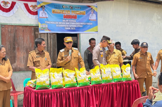 Bupati Tapanuli Utara, Dr. Jonius Taripar Parsaoran Hutabarat bersama Kapolres Tapanuli Utara AKBP Ernis Sitinjak saat meninjau Gerakan Pangan Murah di Kecamatan Muara, Selasa (09/09/2025).