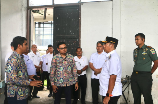 Bupati Tapanuli Utara, Dr. Jonius Taripar Parsaoran Hutabarat bersama rombongan saat meninjau kondisi bangunan Balai Latihan Kerja Silangkitang yang akan dialihfungsikan menjadi Sekolah Rakyat, Rabu (6/8/2025). (Foto:Loksa Situmeang/Kabarnas.id)