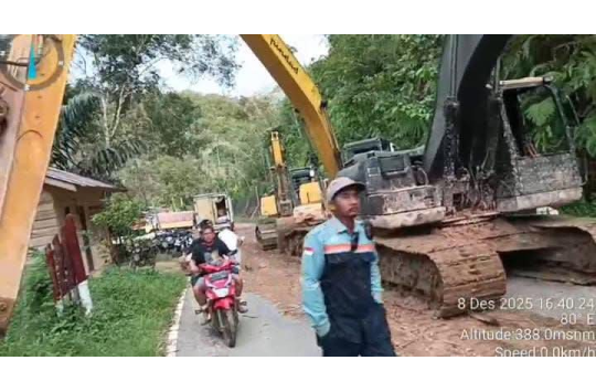 Bupati Masinton Kerahkan 47 Alat Berat Percepat Buka Akses Desa Terisolir di Tapteng