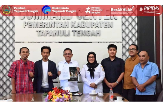 Bupati Tapanuli Tengah, Masinton Pasaribu, saat menerima kedatangan rombongan WALHI Sumut