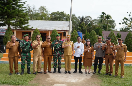 Dr. Oloan P. Nababan, SH, MH, secara simbolis menyerahkan peralatan pendidikan (moubiler) kepada sejumlah SD dan SMP di tiga kecamatan. (foto: Diskominfo Humbahas)
