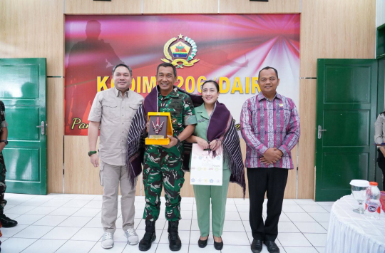 Bupati Pakpak Bharat, Franc Bernhard Tumanggor (kiri), saat menyambut kunjungan silaturahmi Komandan Korem 023/Kawal Samudra, Kolonel Infanteri Jansen P. Nainggolan, M.Sc  (Foto: Pemkab Pakpak Bharat)