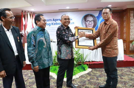 Bupati Simalungun, Anton Achmad Saragih, menerima Anugerah Sahabat Pers dari SMSI saat acara Malam Apresiasi dan Dialog Kebangsaan di Hotel Jayakarta, Jakarta, Selasa (20/5).