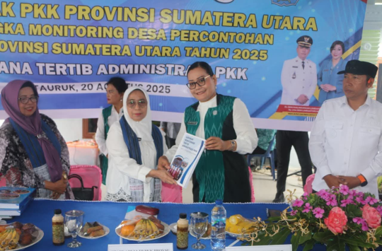 Bupati dan Ketua TP PKK Taput saat menerima rombongan Tim Monitoring TP PKK Provinsi Sumatera Utara
