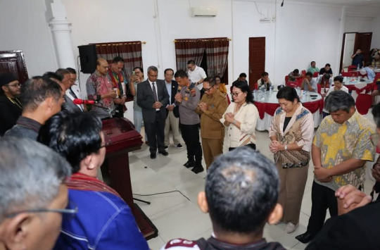 Bupati Tapanuli Utara, JTP Hutabarat, bersama Wakil Bupati Deni Lumbantoruan, menggelar acara ramah tamah dan makan malam seluruh panitia Paskah Raya Nasional di Pendopo Rumah Dinas Bupati, Kamis malam (24/04/2025) . (Foto: ist)