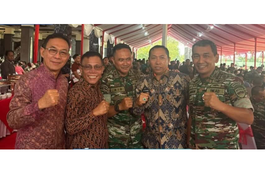 Bupati Tapanuli Utara, Dr. JTP Hutabarat dan Bupati Tapteng, Masinton Pasaribu tampak mengapit Pangdam I/BB Mayjen TNI Rio Firdianto saat photo bersama pada HUT ke 75 Kodam I/BB.