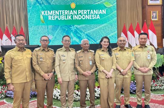 Bupati Tapanuli Utara, Dr. Jonius Taripar Hutabarat, S.Si, M.Si, bersama para kepala daerah dari Sumatera Utara saat menghadiri Rakornas Hilirisasi Komoditas Perkebunan di Kementerian Pertanian, Jakarta (22/9/2025).(Foto:Loksa Situmeang/Kabarnas.id)