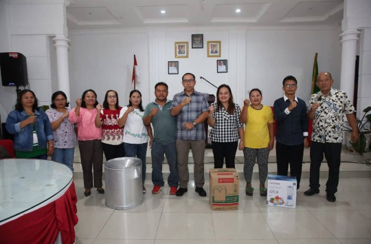 JTP Hutabarat, foto bersama para penerima bantuan sosial kewirausahaan di Pendopo Rumah Dinas Bupati Tapanuli Utara.﻿Pada Kamis, 15 Mei 2025.