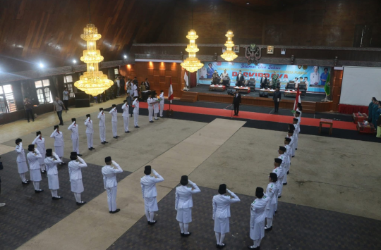 Bupati Tapanuli Utara, Dr. Jonius Taripar Parsaoran Hutabarat, S.Si., M.Si., mengukuhkan 25 anggota Paskibraka Kabupaten Tapanuli Utara Tahun 2025 di Gedung Sopo Partungkoan Tarutung, Jumat (15/8/2025).(Foto:Loksa Situmeang/Kabarnas.id)