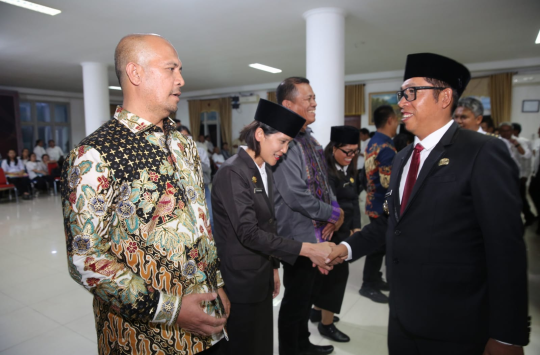 Bupati Taput, JTP Hutabarat mengucapkan selamat kepada para pejabat yang baru dilantik di Aula Martua Kantor Bupati, Rabu 07 Mei 2025.(Foto: Loksa Situmeang/ Kabarnas.com)