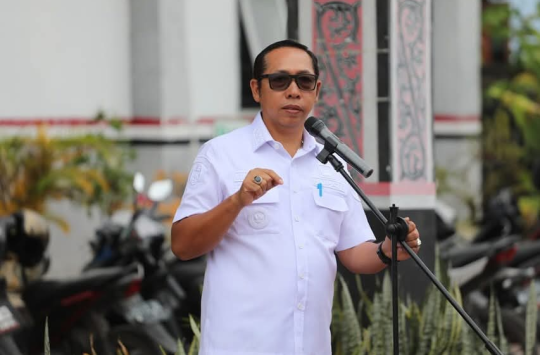 Bupati Taput, JTP Hutabarat saat memimpin apel pagi di Dinas Pendidikan Kabupaten Tapanuli Utara pada hari Rabu, 14 Mei 2025.(Foto:Istimewa)