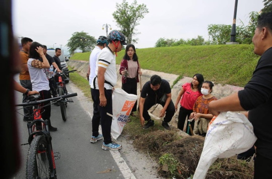 Bupati Taput, JTP Hutabarat, usai apel pagi bersama jajarannya melaksanakan gotong royong disejumlah titik Jumat 13 Juni 2026. (Foto: Loksa Situmeang/ Kabarnas.id )