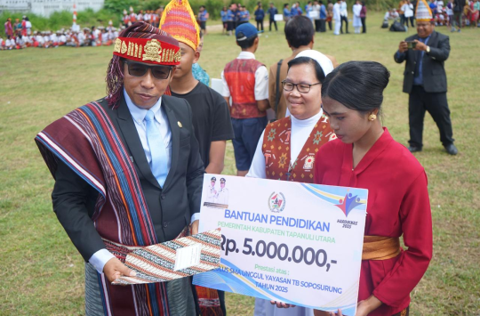 Bupati Tapanuli Utara, JTP Hutabarat saat memberikan bantuan pendidikan sebesar Rp5 juta kepada siswa berprestasi di Garoga, Jumat 02 Mei 2025 (Foto: Loksa Situmeang/ Kabarnas.com)