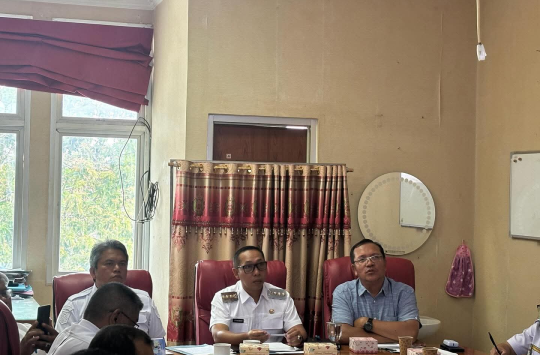 Bupati Taput, JTP Hutabarat, didampingi Wabup Deni P. Lumbantoruan memimpin RUPS Luar Biasa PT. Perseroda Pertanian Taput.