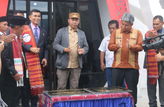 Bupati dan Wakil Bupati Taput saat meresmikan Tugu Donda Ujung Hutauruk di Hutagurgur, Desa Hutauruk