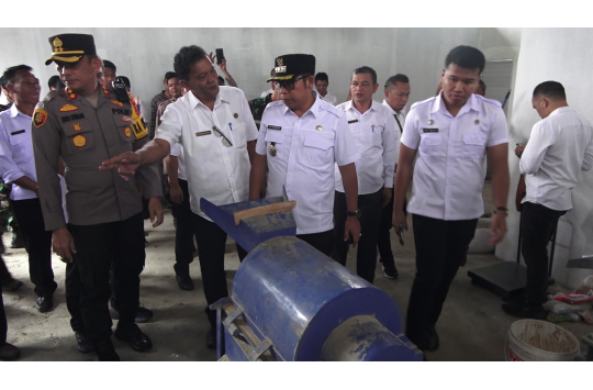 Bupati Taput, JTP Hutabarat saat meninjau pabrik pengolahan pakan ternak di Desa Simamora Hasibuan, Kecamatan Pagaran, pada hari Rabu (09/04/2025) (foto: Loksa Situmeang/ Kabarnas.com)