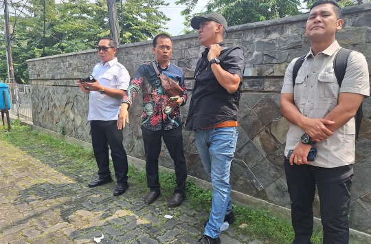 Bupati Tapanuli Utara, JTP Hutabarat saat meninjau tanah dan bangunan hibah dari KPK di Kelurahan Margajaya, Kecamatan Bekasi Selatan, Kota Bekasi, Jawa Barat, Senin 28 April 2025 (Foto ist/kabarnas.com)
