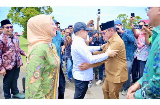 Bupati Tapteng, Masinton Pasaribu saat menyambut kedatangan Menko BPM, Muhaimin Iskandar di Tapteng 9foto; Diskominfo)