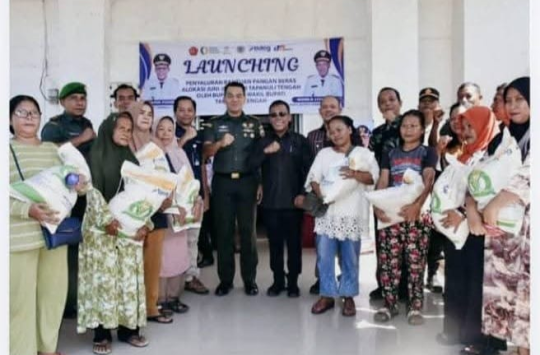 bupati Tapteng saat menyalurkan bantuan pangan beras