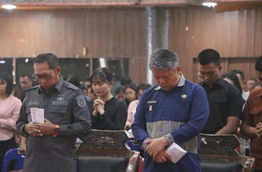 Bupati Tapanuli Utara, Dr. Jonius Taripar Hutabarat, bersama Wakil Bupati Dr. Deni Parlindungan Lumbantoruan dan jajaran Pemkab Taput saat menghadiri Pembinaan Rohani di Sopo Partungkoan Tarutung, Jumat (22/8/2025).(Foto:Loksa Situmeang/Kabarnas.id)