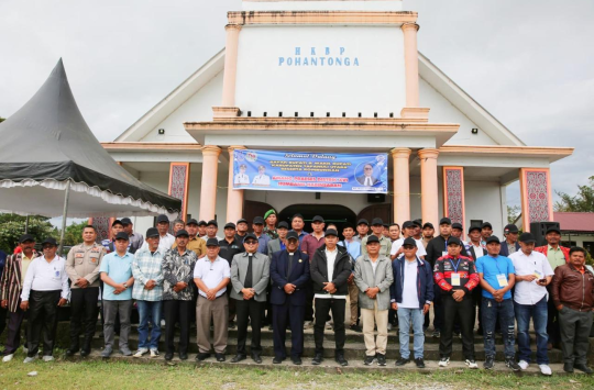 Bupati Taput, JTP Hutabarat foto bersama usai membuka acara parheheon Ama di HKBP Pohan Tonga (Foto: Loksa Situmeang/ Kabarnas.com