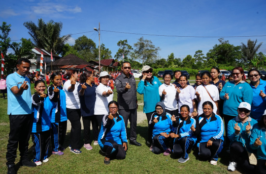 Bupati Taput Dr. Jonius Taripar P. Hutabarat dan istri senam bersama lansia dan pelajar dalam kunjungan ke Pansurbatu, Kamis (7/8/2025).