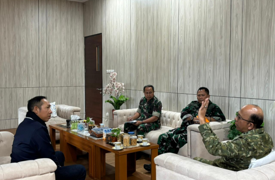 Bupati Tapanuli Utara Dr. Jonius Taripar Hutabarat bersama Aspotdirga Kasau Marsekal Muda TNI Palito Sitorus saat audiensi di Puspotdirga TNI AU, Jakarta Timur, membahas persiapan Semarak Dirgantara Nasional 2025.(Foto:Loksa Situmeang/Kabarnas.id)