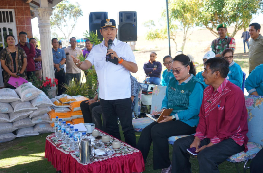 Bupati Taput saat membagikan bibit pertanian di Kec. Parmonangan