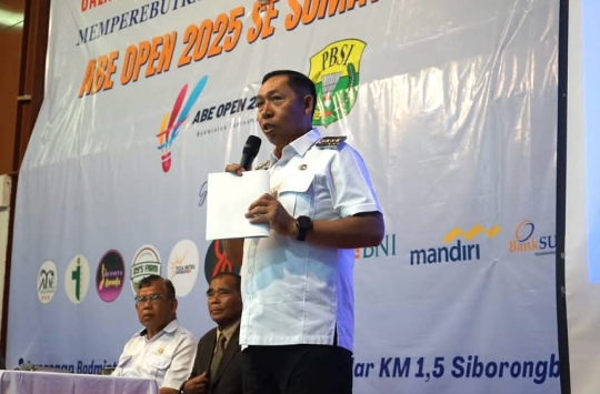 Bupati Tapanuli Utara, Dr. Jonius T.P. Hutabarat, S.Si., M.Si, saat membuka secara resmi Turnamen Bulutangkis ABE Open 2025 di ABE Hotel Siborongborong, Rabu (8/10/2025).(Foto:Loksa Situmeang/Kabarnas.id)
