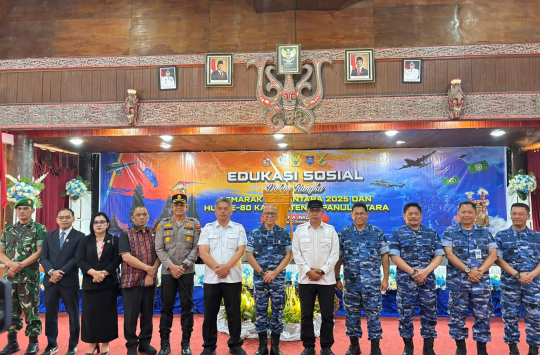 Bupati Tapanuli Utara Dr. Jonius Taripar Hutabarat bersama Marsekal Muda TNI Palito Sitorus membuka acara Semarak Dirgantara 2025 di Sopo Partungkoan Tarutung.