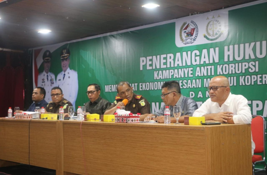 Bupati Tapanuli Utara, JTP Hutabarat bersama Kajari Taput, Donny K. Ritonga, SH., MH, resmi menandatangani Nota Kesepakatan terkait kampanye anti-korupsi. (Foto: Loksa Situmeang/ Kabarnas.com)