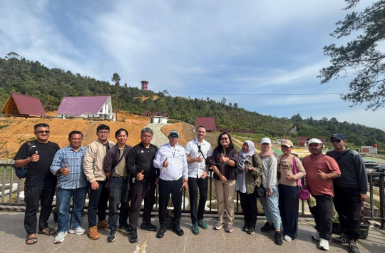 Bupati Taput Dr. Jonius Taripar Parsaoran Hutabarat dan Wakil Bupati Dr. Deni Lumbantoruan saat mendampingi Tim Kementerian PU meninjau kawasan strategis wisata Salib Kasih, Sabtu (26/7/2025), Kecamatan Siatas Barita, Taput.
