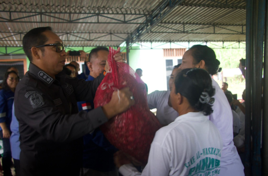 Bupati Taput dan SOL Salurkan 3,4 Ton Bibit Bawang Merah untuk Petani di Pahae Julu
